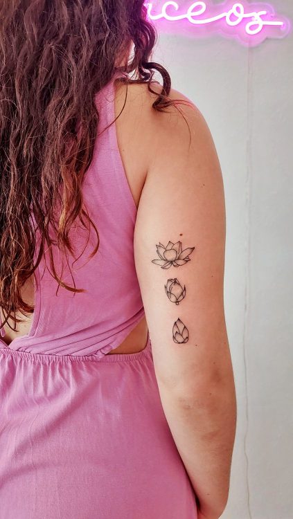Tatuaje de flor en el brazo.