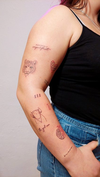 Tatuajes variados en línea fina en el brazo de una persona