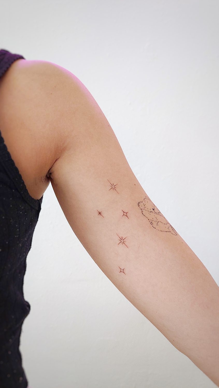 Tatuaje de constelación en brazo de persona hecho con línea fina en un estudio de Valencia