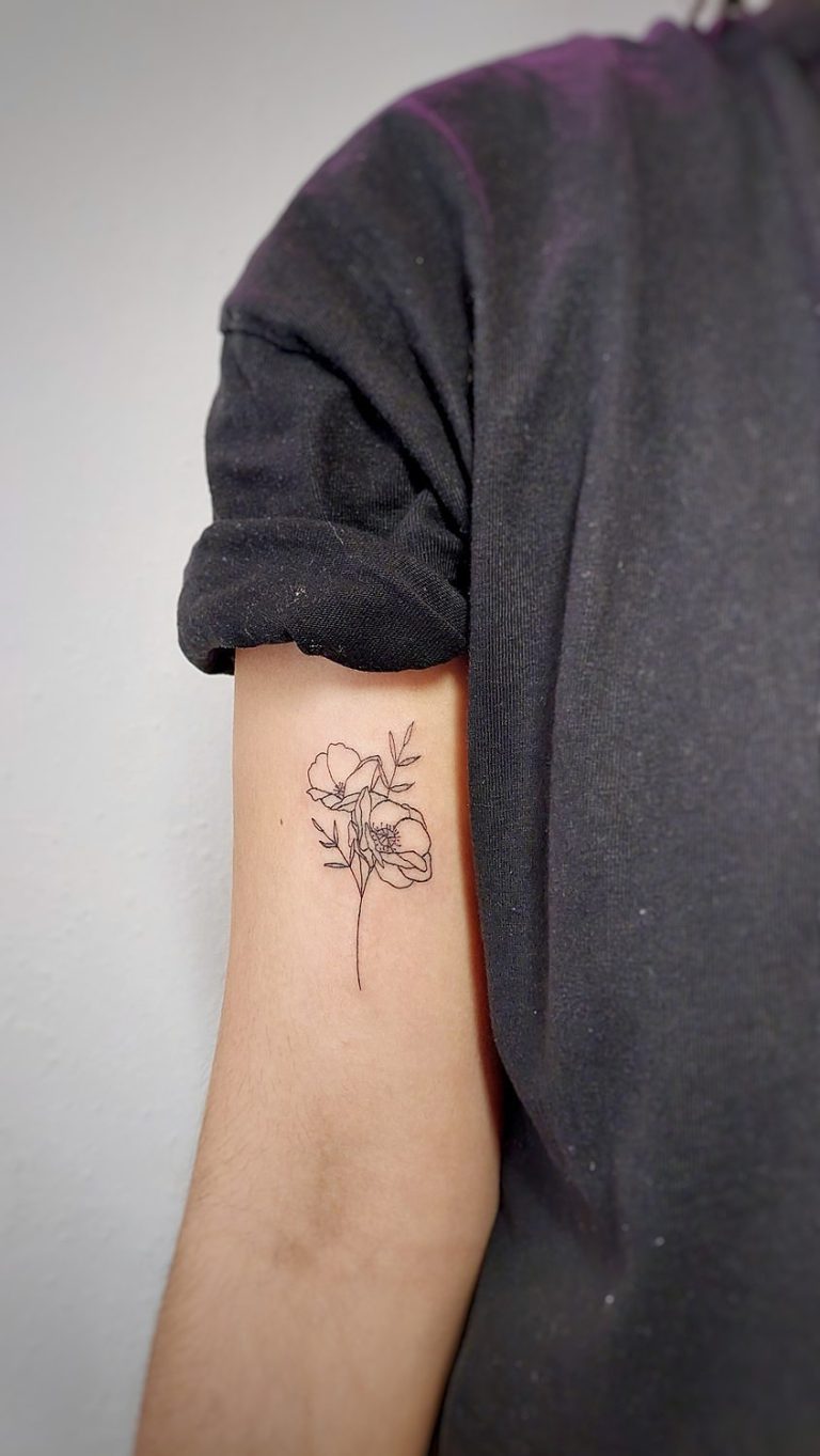 Tatuaje floral minimalista en el brazo