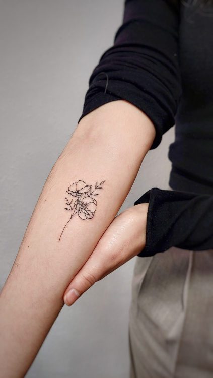 Tatuaje minimalista de flores en el brazo