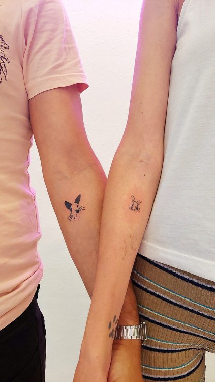 Tatuajes de conejos minimalistas en antebrazos unidos