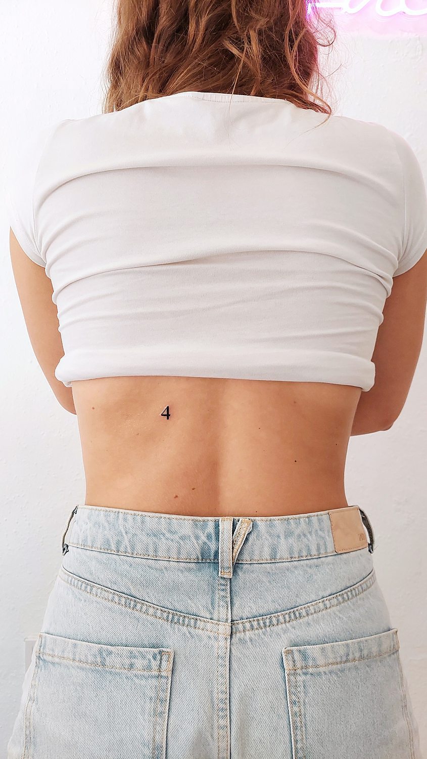 Tatuaje número 4 en la espalda baja.