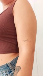 Tatuaje en brazo con texto'muy bien'