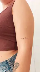 Tatuaje en brazo con texto 'muy bien'