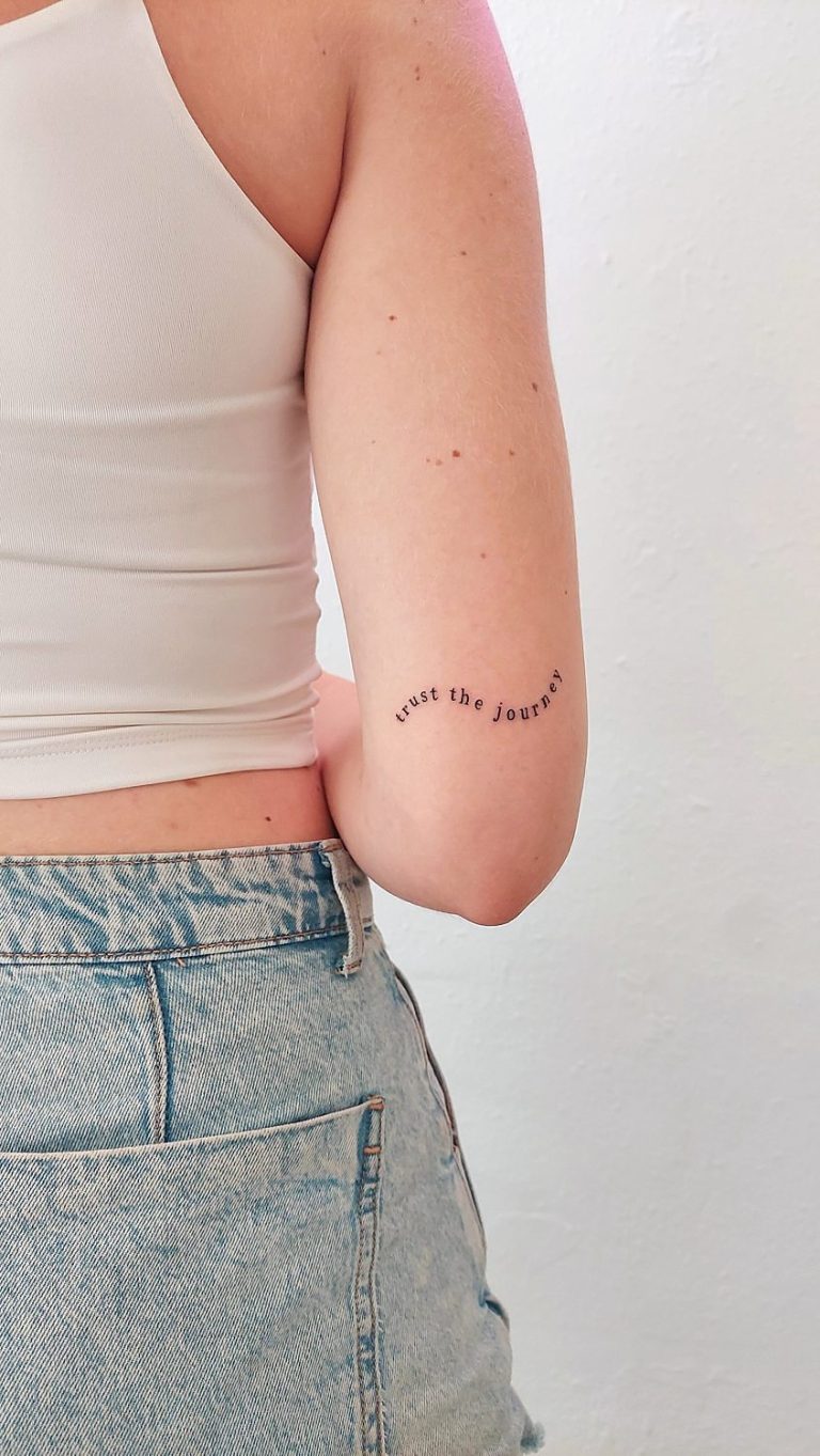 Tatuaje de frase "trust the journey" (confía en el proceso/confía en el camino) hecho en un estudio especializado en línea fina de Valencia