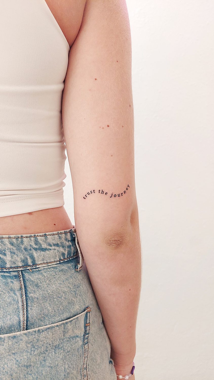 Tatuaje de frase "trust the journey" (confía en el proceso/confía en el camino)