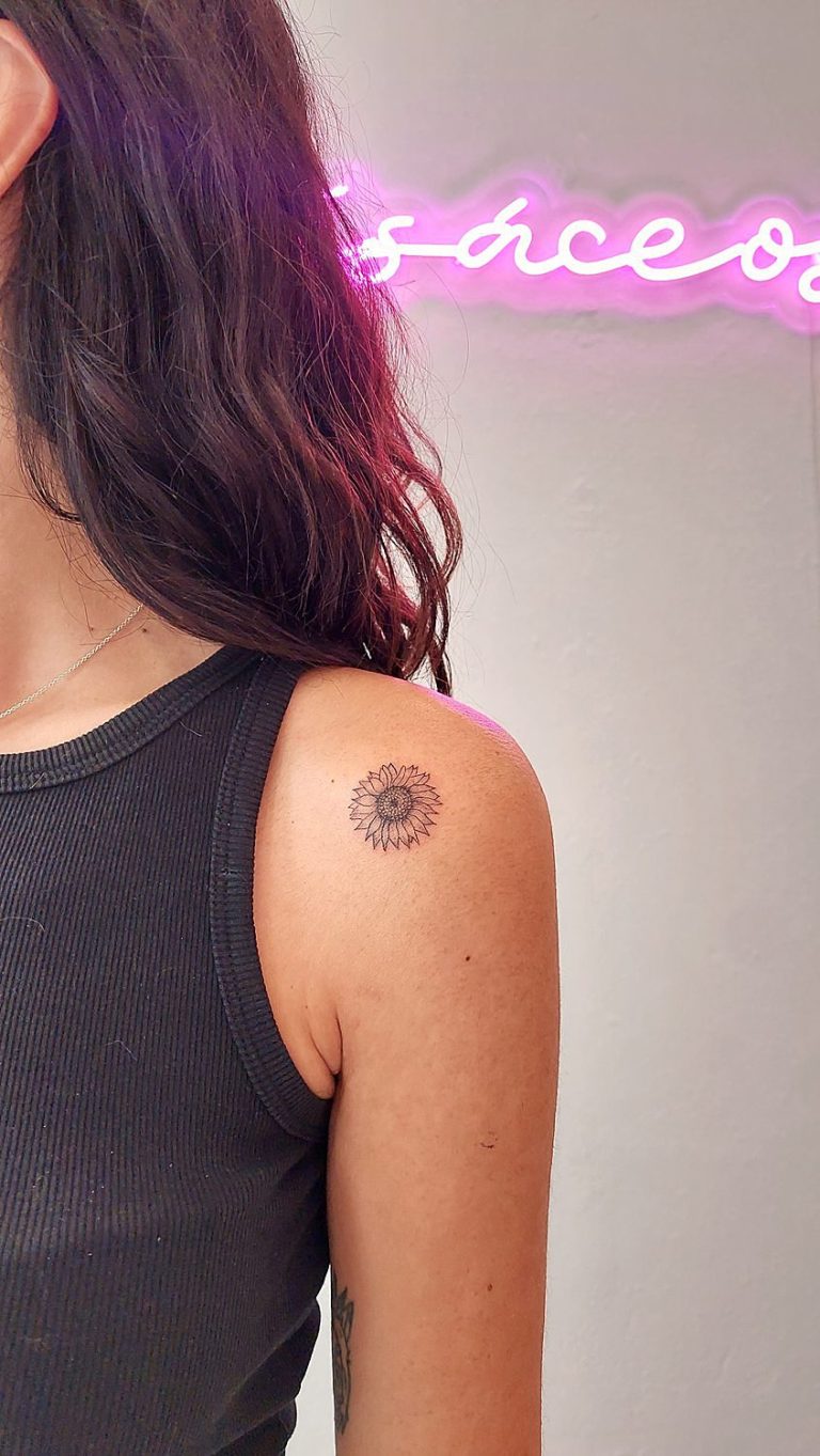 Tatuaje de girasol en el hombro de mujer