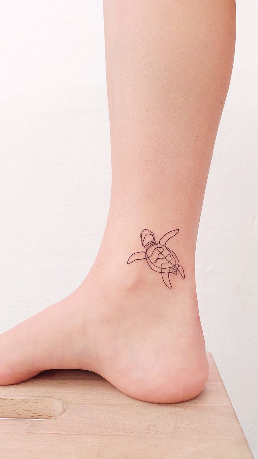 Tatuaje de tortuga en tobillo
