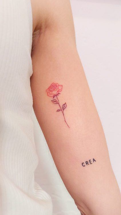 Tatuaje de rosa en brazo