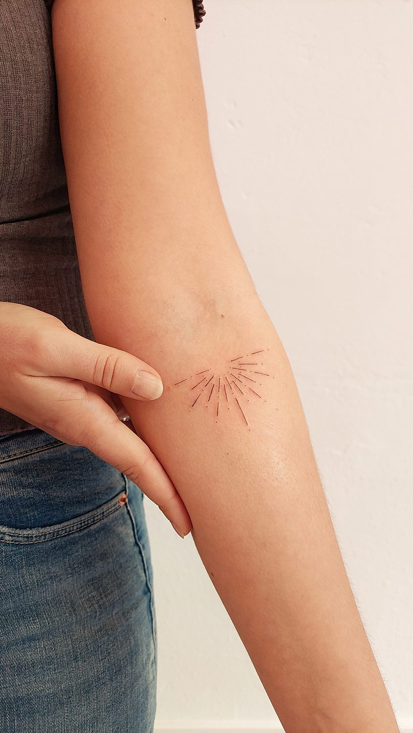Tatuaje simple de líneas en el brazo hecho con técnica de línea fina