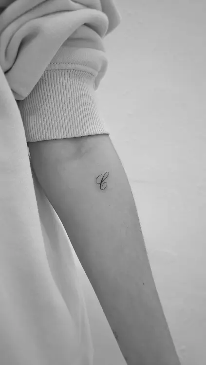 Tatuaje letra C en el brazo