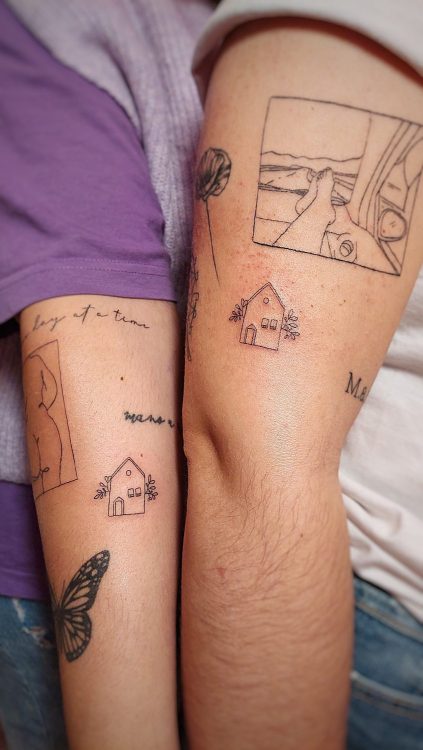 Tatuajes minimalistas en brazos de una pareja.