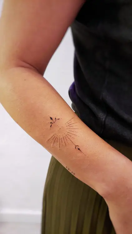 Tatuaje minimalista en el brazo de una persona hecho con técnica de línea fina en un estudio de Valencia (Grisáceos Ink)