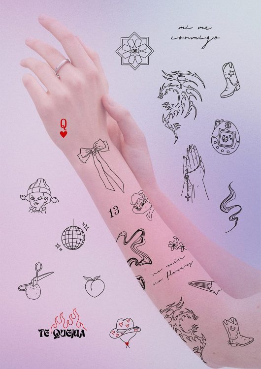 Brazos tatuados con dibujos y palabras en español.