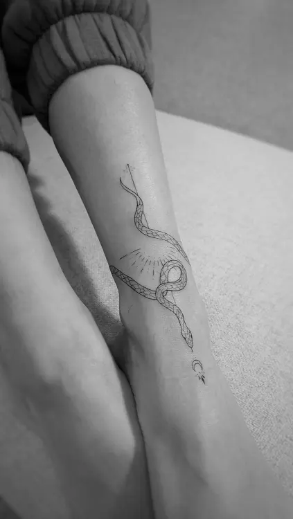 Tatuaje de serpiente en la pierna.
