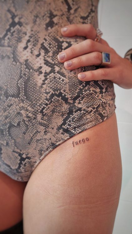 Tatuaje'fuego' en muslo con ropa serpiente.