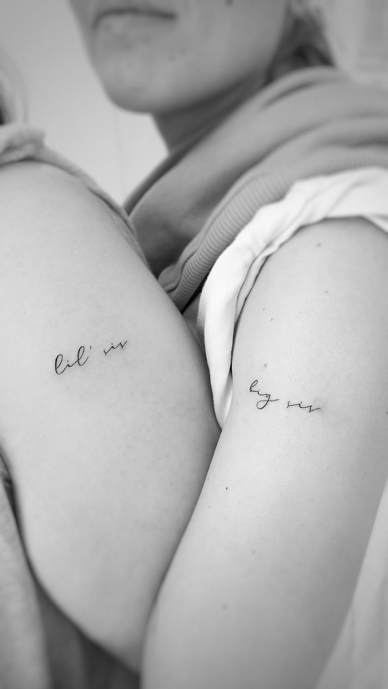 Tatuajes de hermanas en brazos, lil sis y big sis.