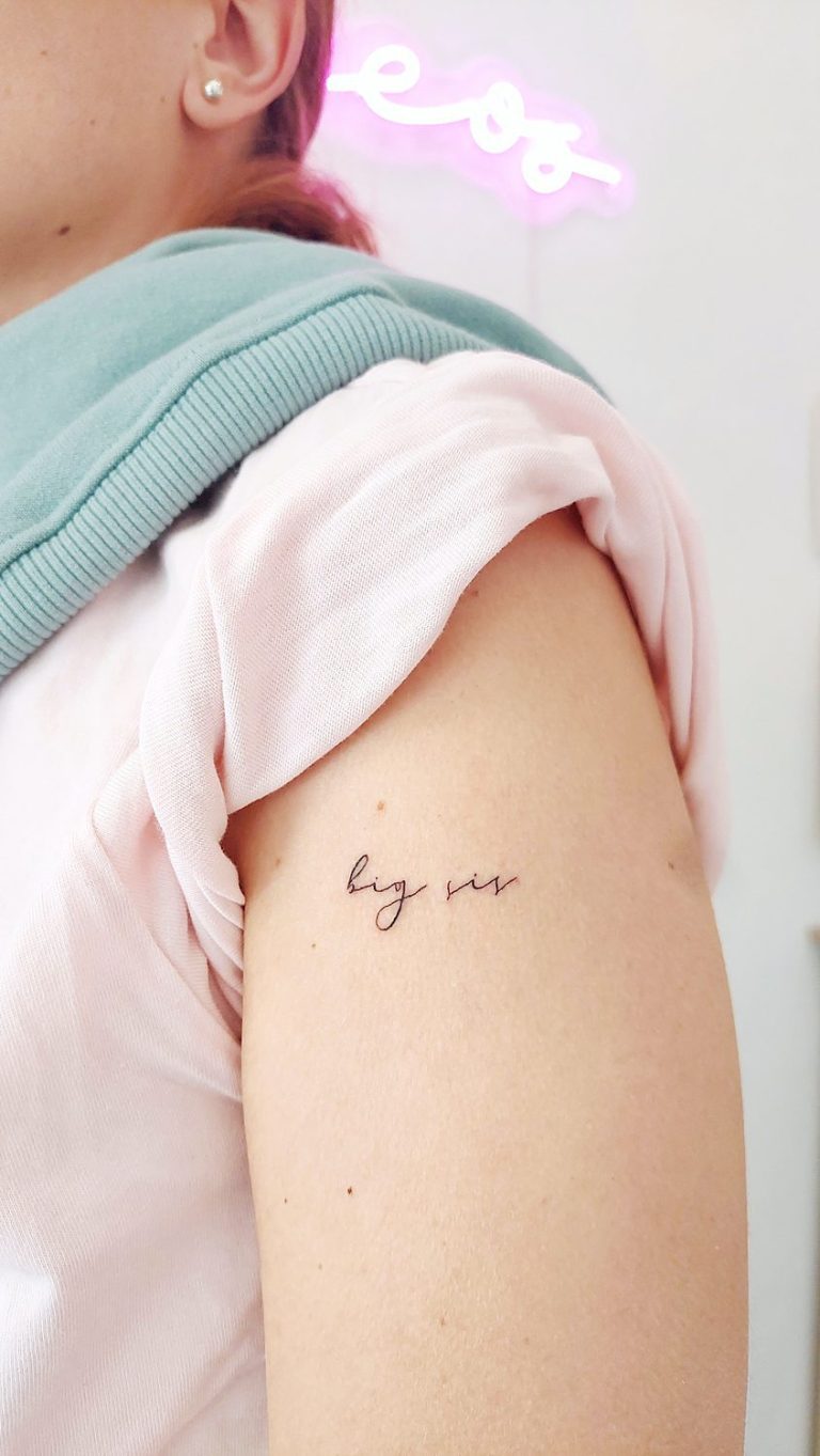 Tatuaje brazo con texto 'big sis'.