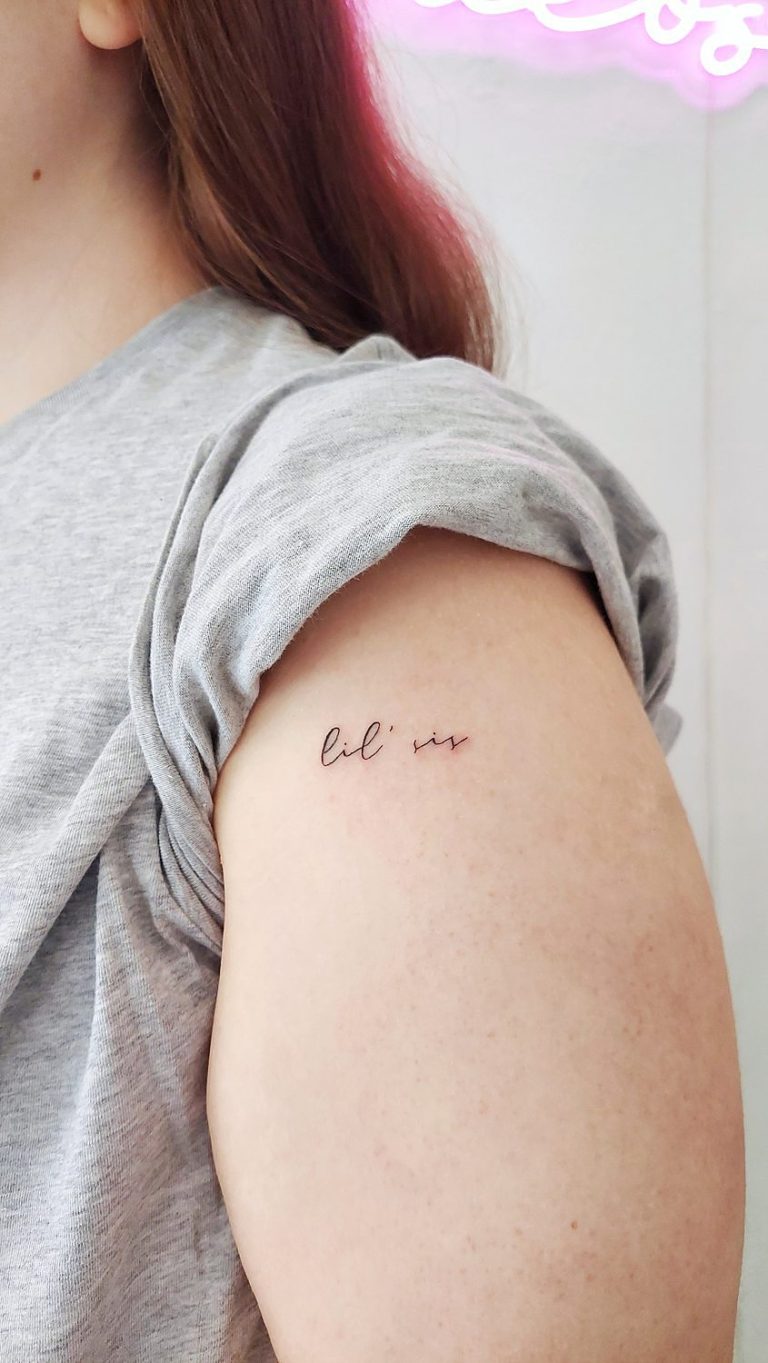 Tatuaje en el brazo con texto 'lil' sis'.
