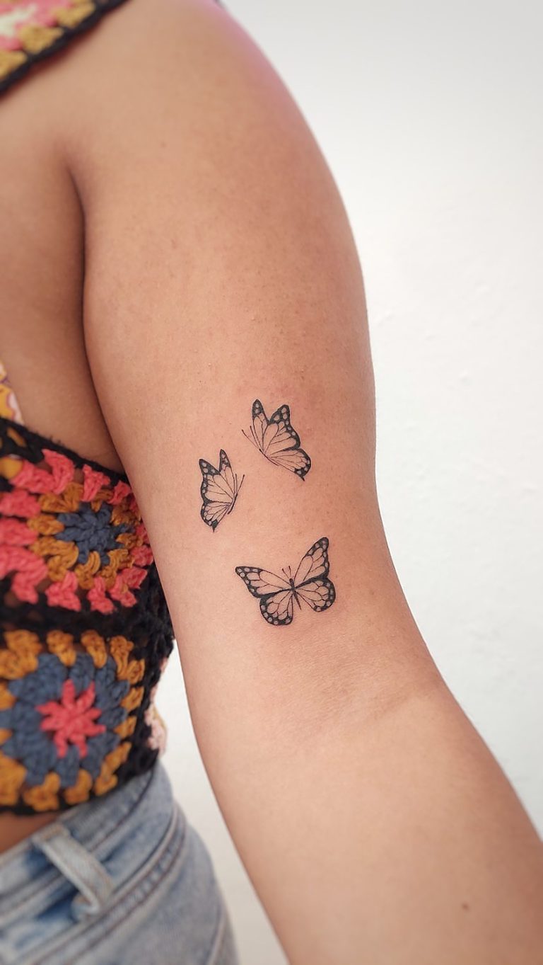 Tatuaje de mariposas en brazo de chica