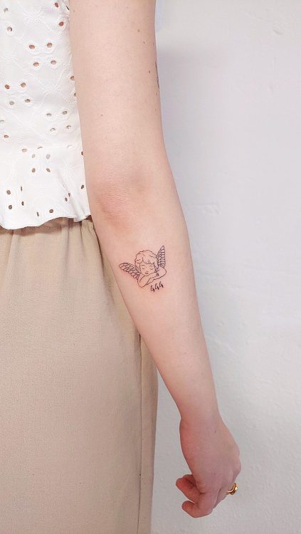 Tatuaje de ángel con número 444 en el brazo.