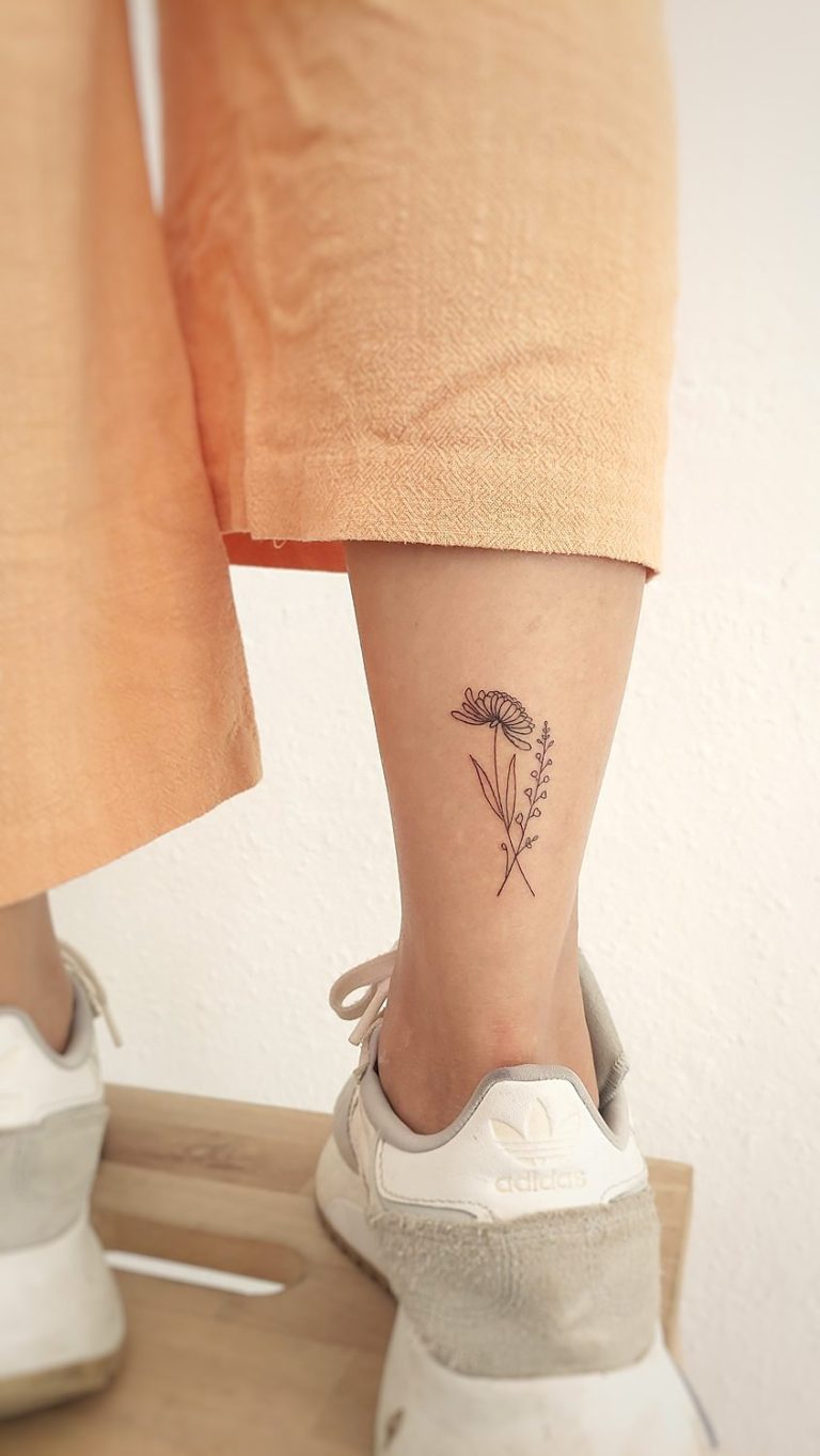 Tatuaje minimalista de flor en el tobillo