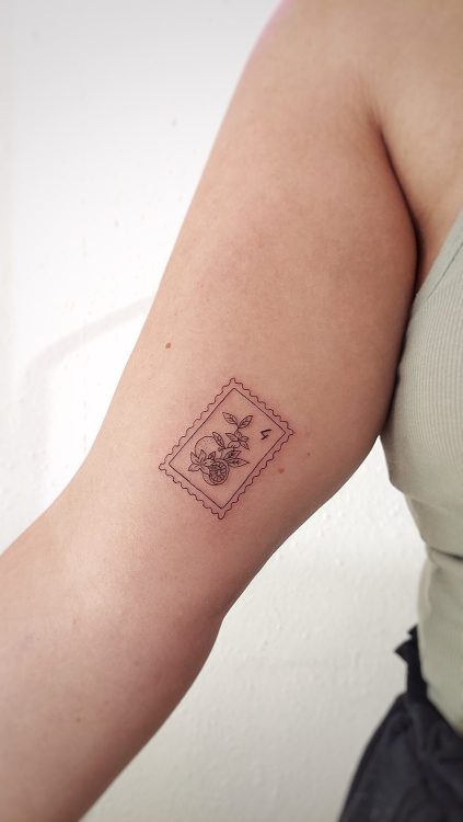 Tatuaje minimalista en línea fina de sello con naranja valenciana