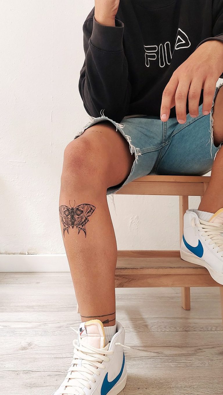 Tatuaje de polilla en la pierna izquierda