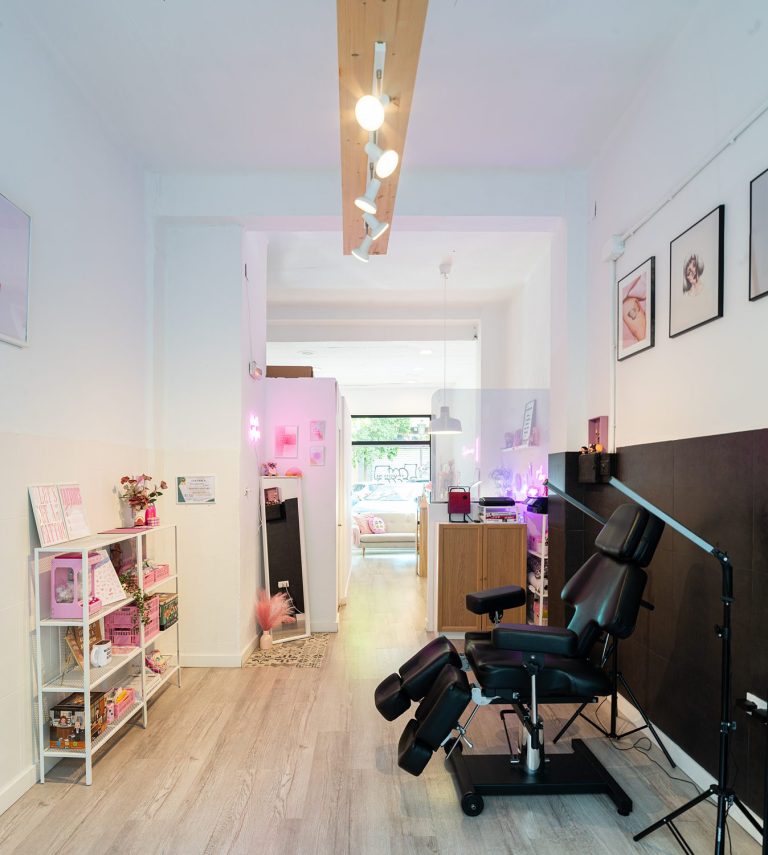 Interior de estudio de tatuajes moderno y colorido.