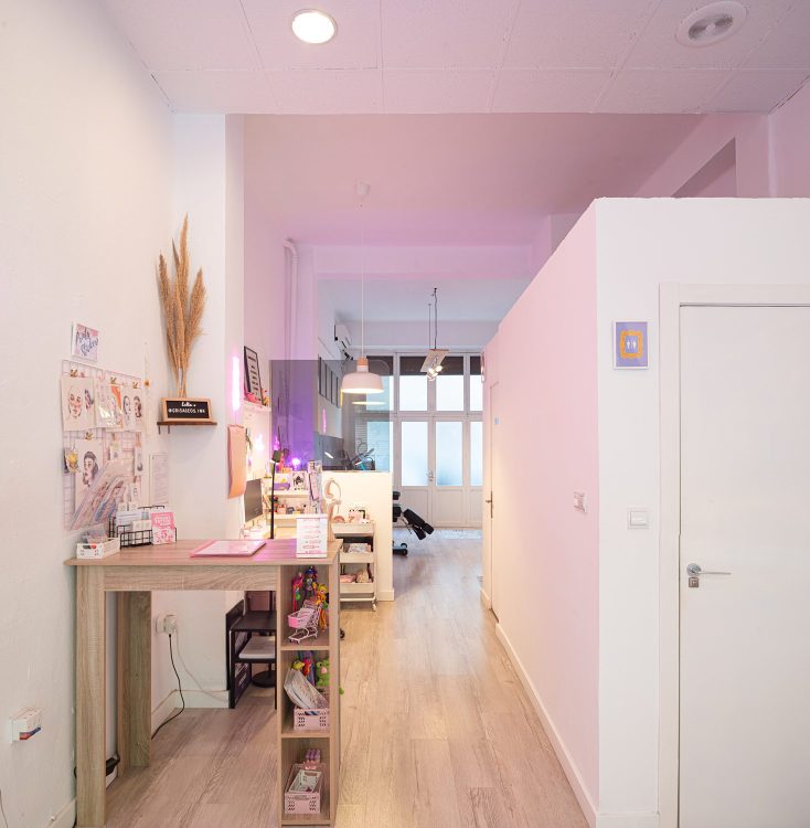 Grisáceos Ink por dentro: estudio de tatuajes en Valencia especializado en línea fina. Estudio con decoración de los 90s.