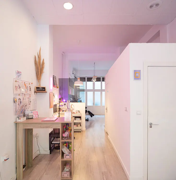 Grisáceos Ink por dentro: estudio de tatuajes en Valencia especializado en línea fina. Estudio con decoración de los 90s.