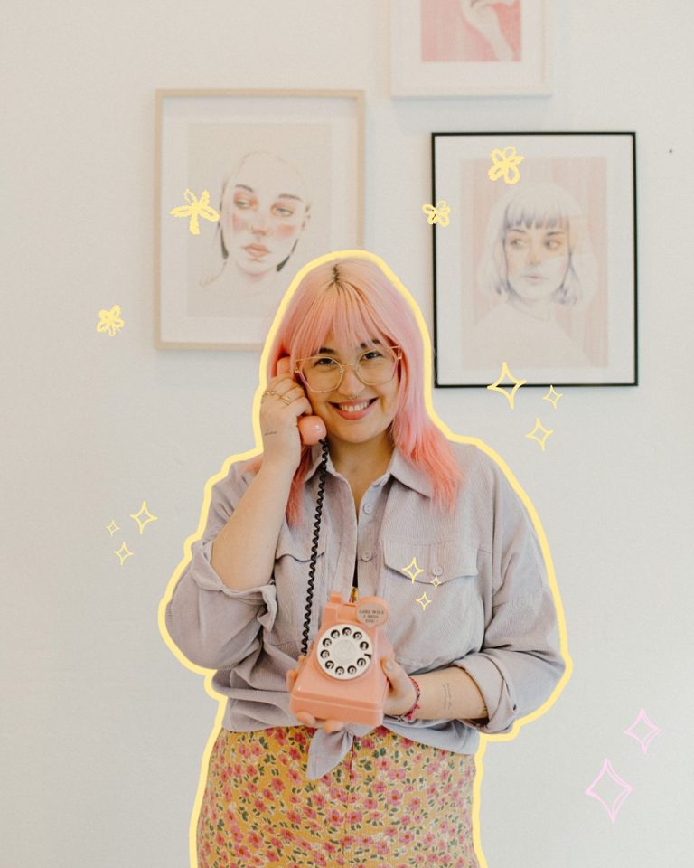 Mujer sonriente con teléfono rosa vintage.