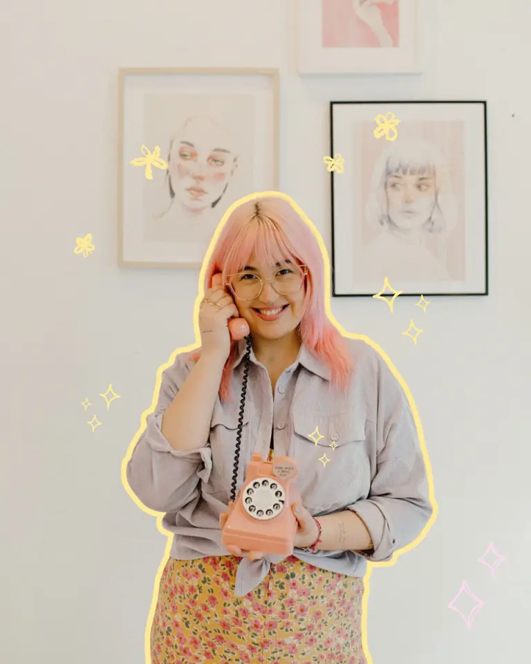 Mujer sonriente con teléfono rosa vintage.