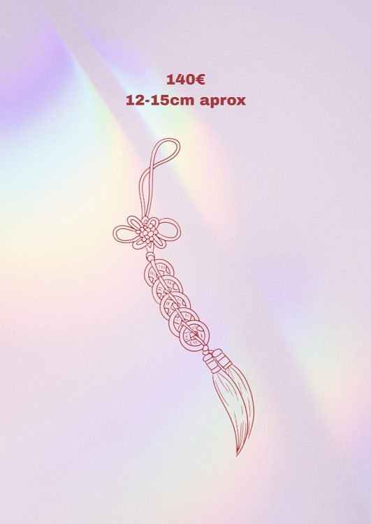 Colgante artesanal rojo sobre fondo arcoíris