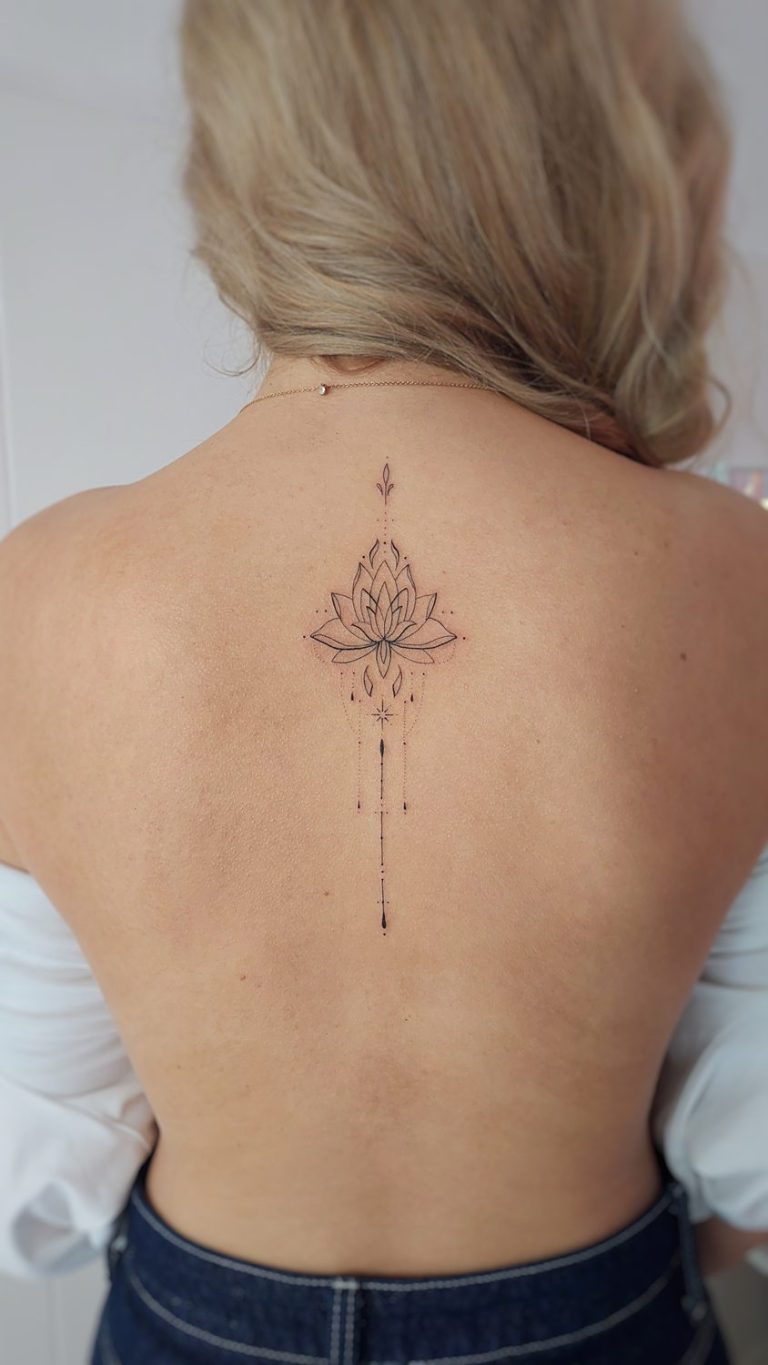 Tatuaje de flor de loto con decoración en espalda de mujer