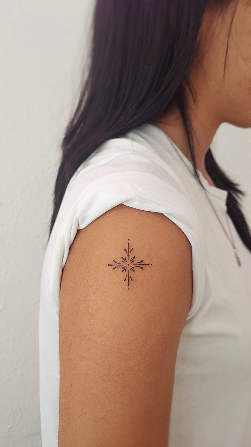 Tatuaje de detalle ornamental en el hombro de una chica